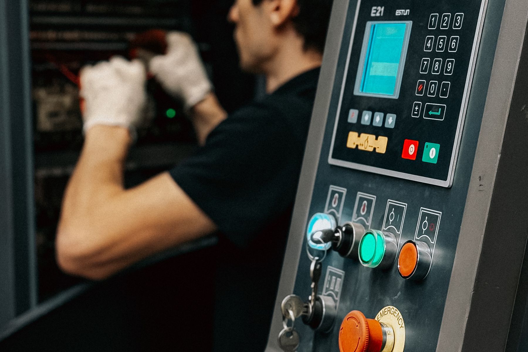 Técnico operando un panel de automatización industrial