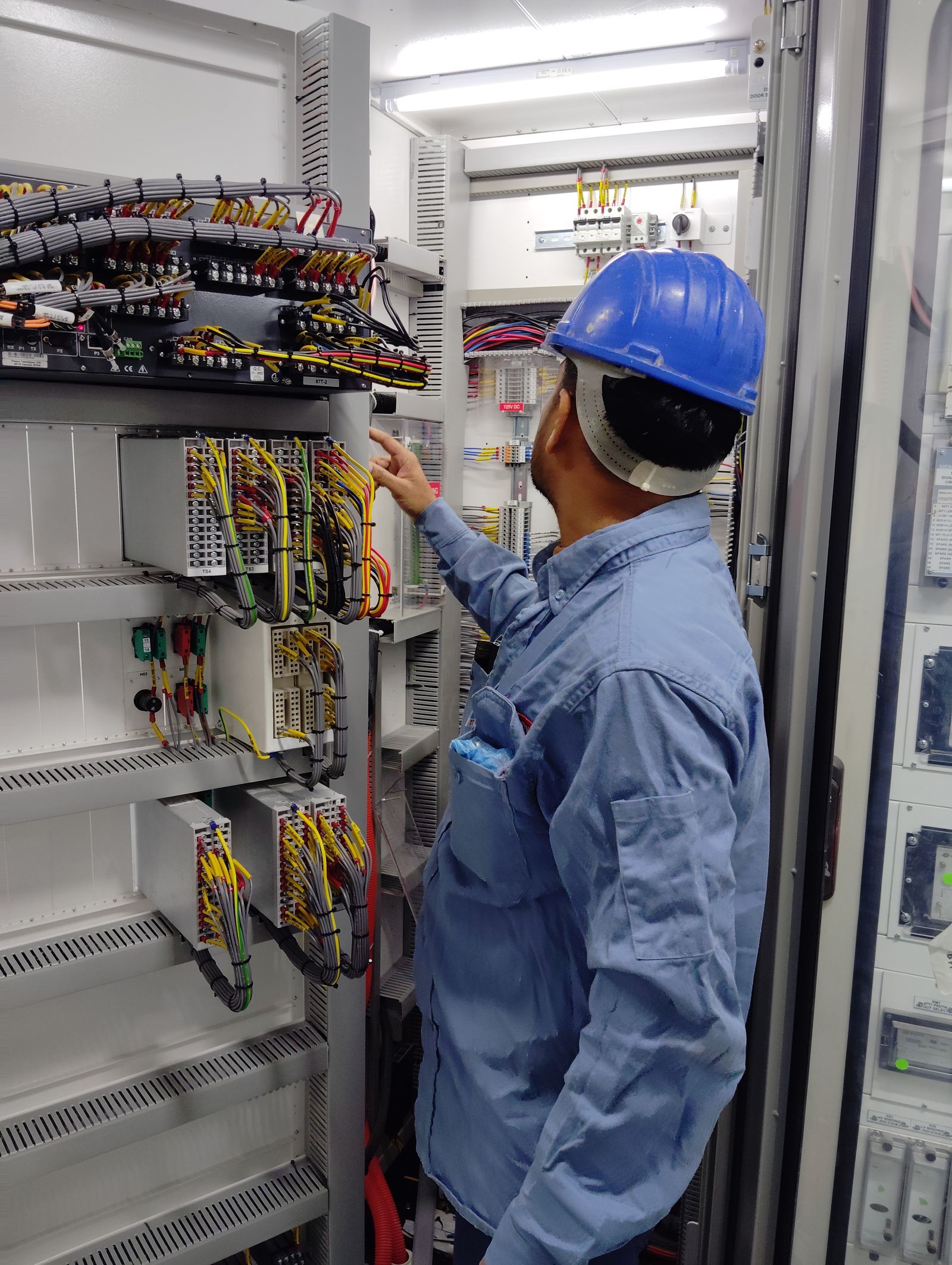 Electricista trabajando en un tablero de distribución
