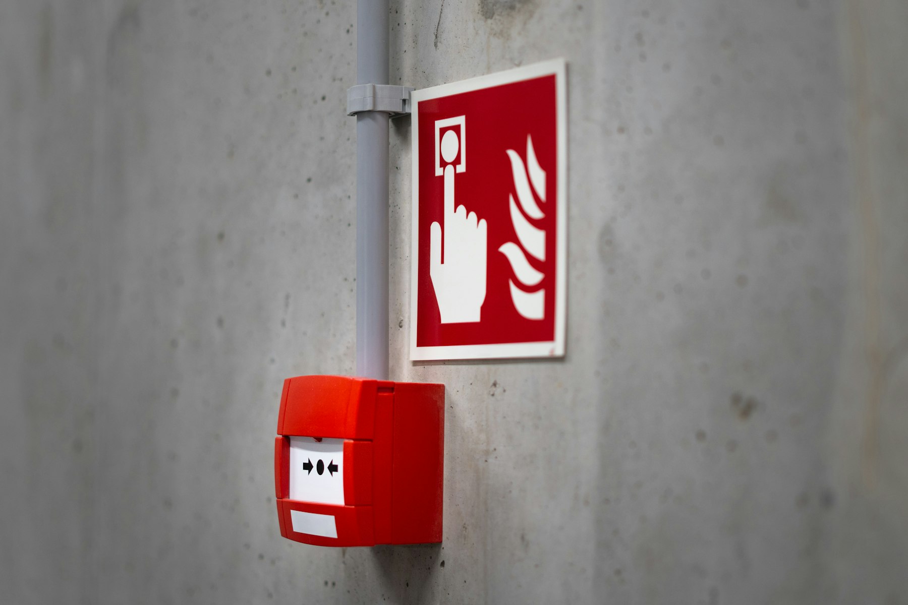 Alarma de emergencia instalada en un edificio