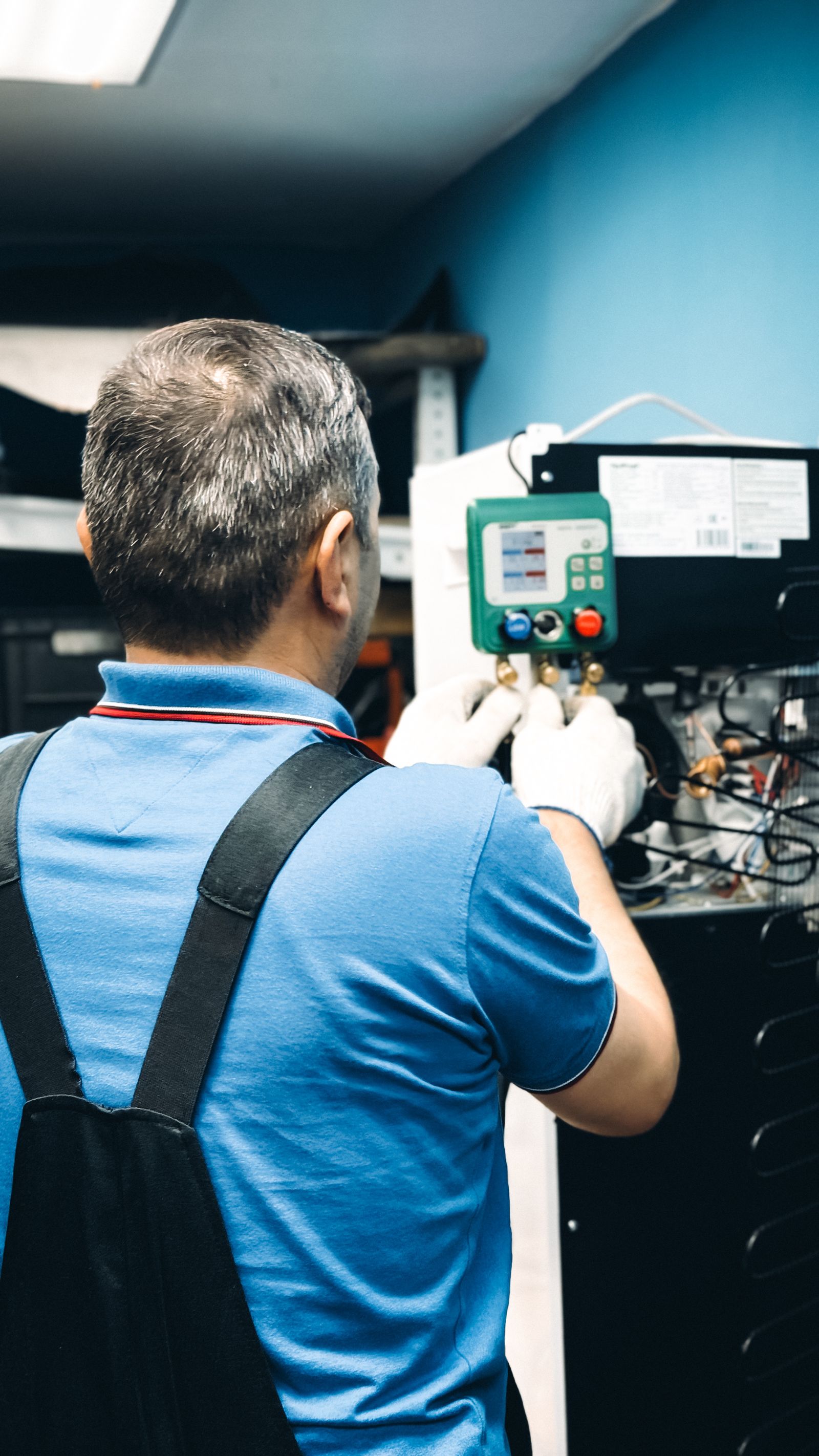 Técnico realizando mantenimiento a un sistema de climatización