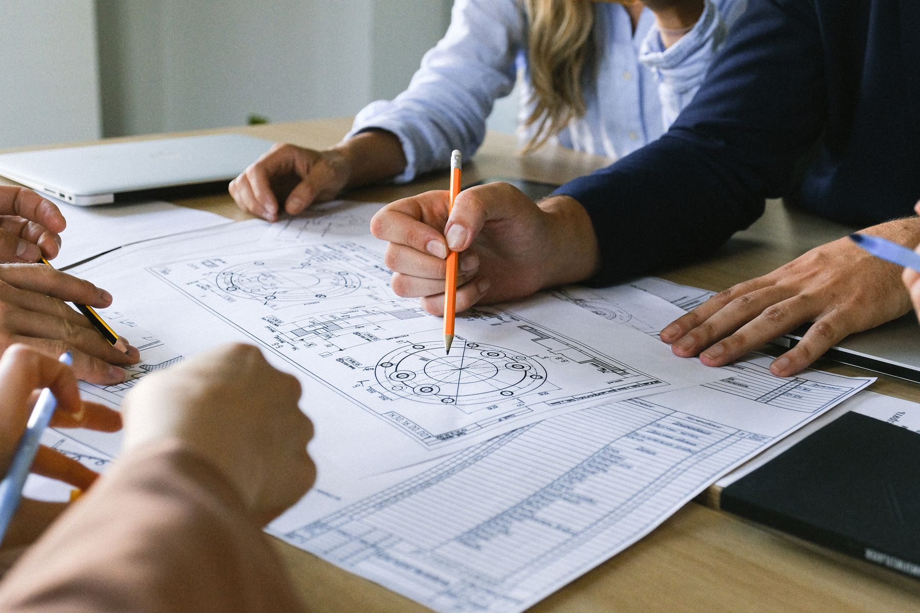 Equipo revisando planos y alternativas para financiar un proyecto