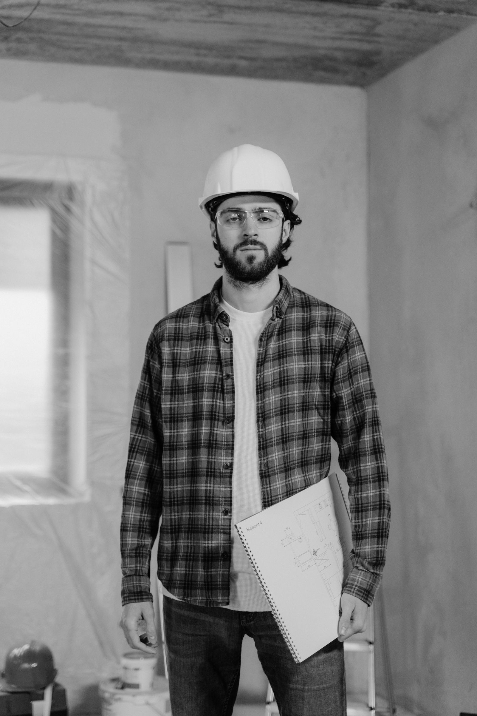 Profesional supervisando una obra de remodelación